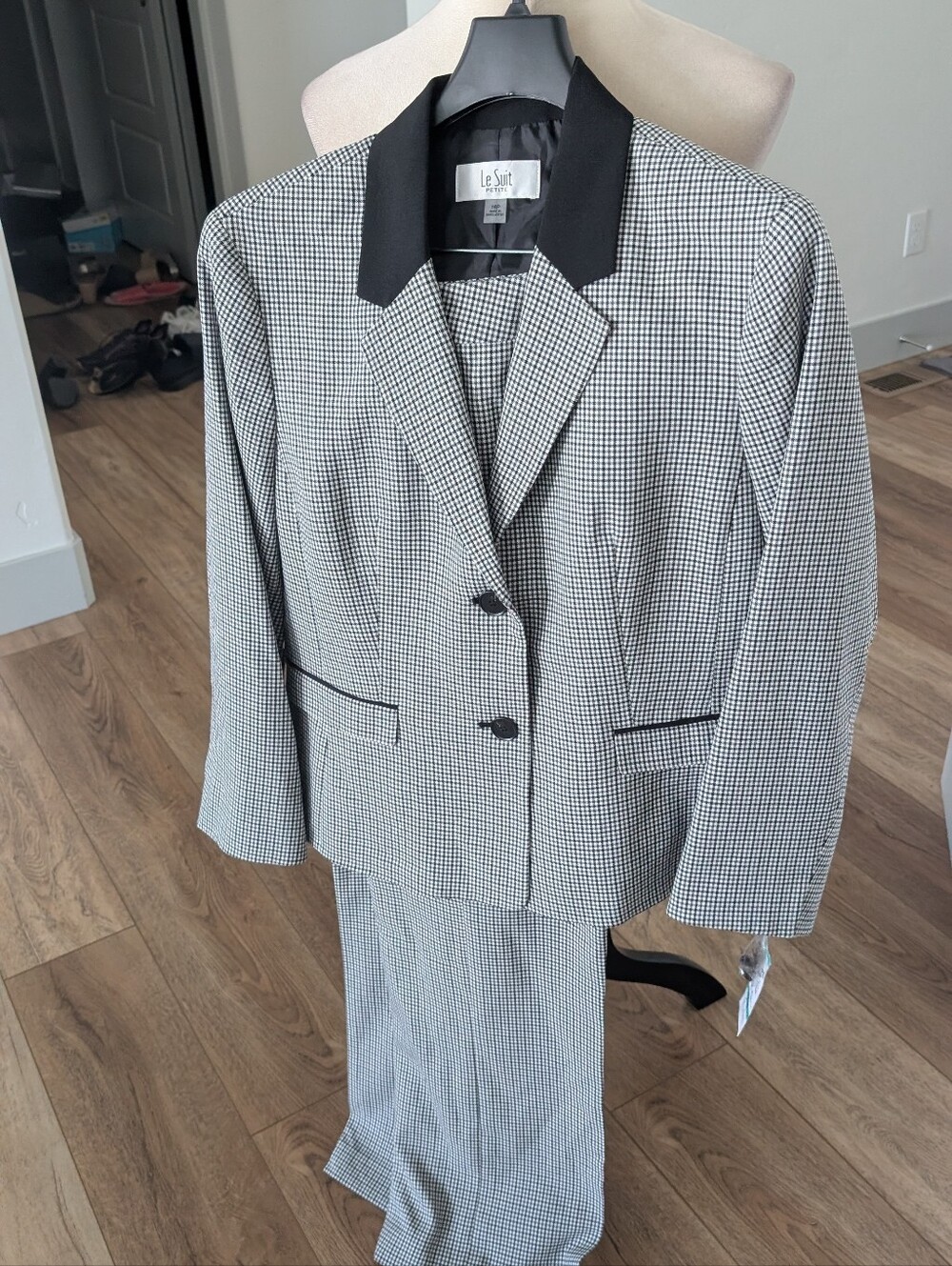 Le Suit Black and White Houndstooth Blazer with Contrasting Black Collar